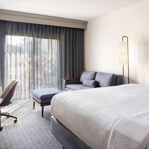 Zimmer mit Kingsize-Bett
